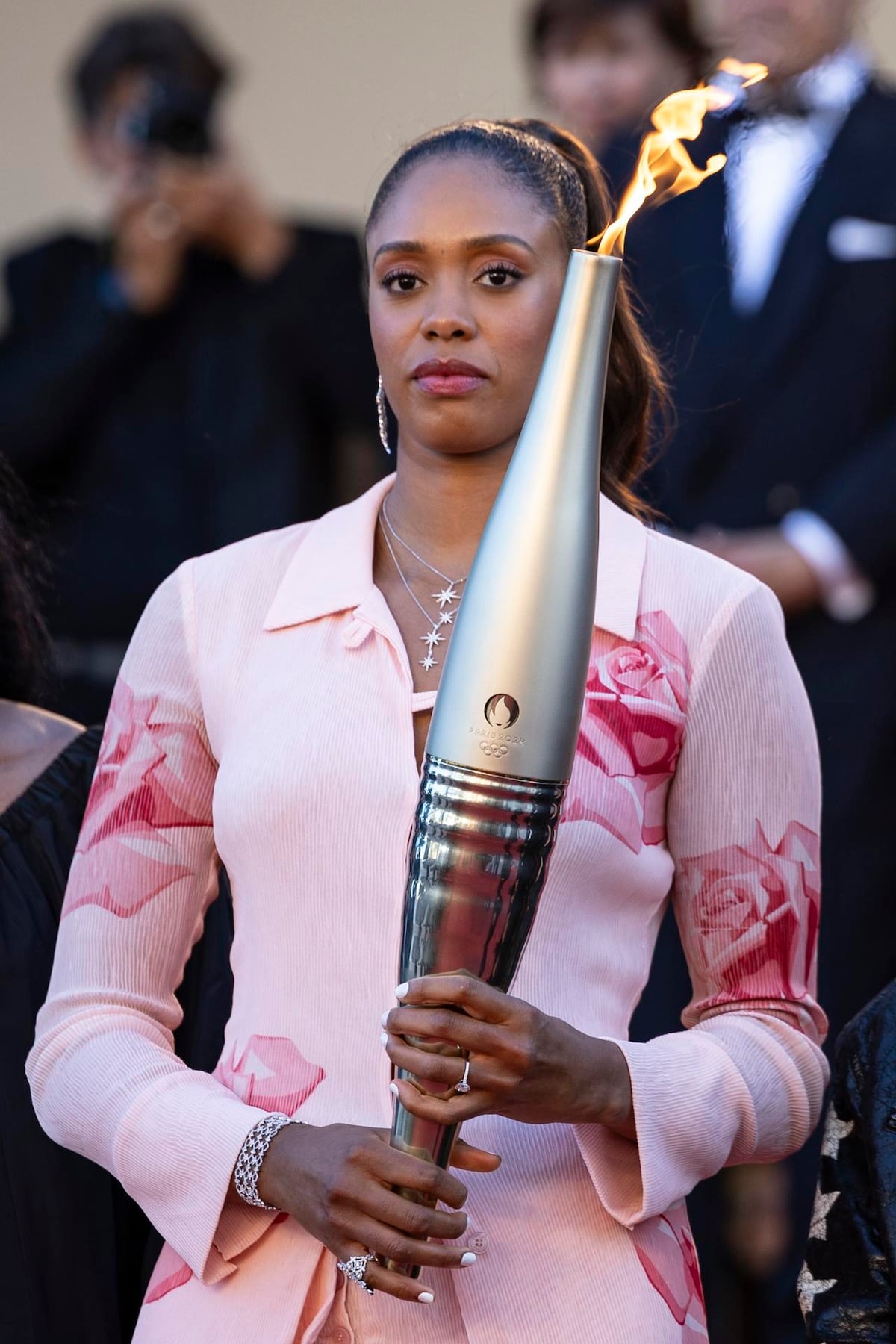 Alfombra roja olímpica en Cannes: la antorcha de París 2024 ilumina el Festival