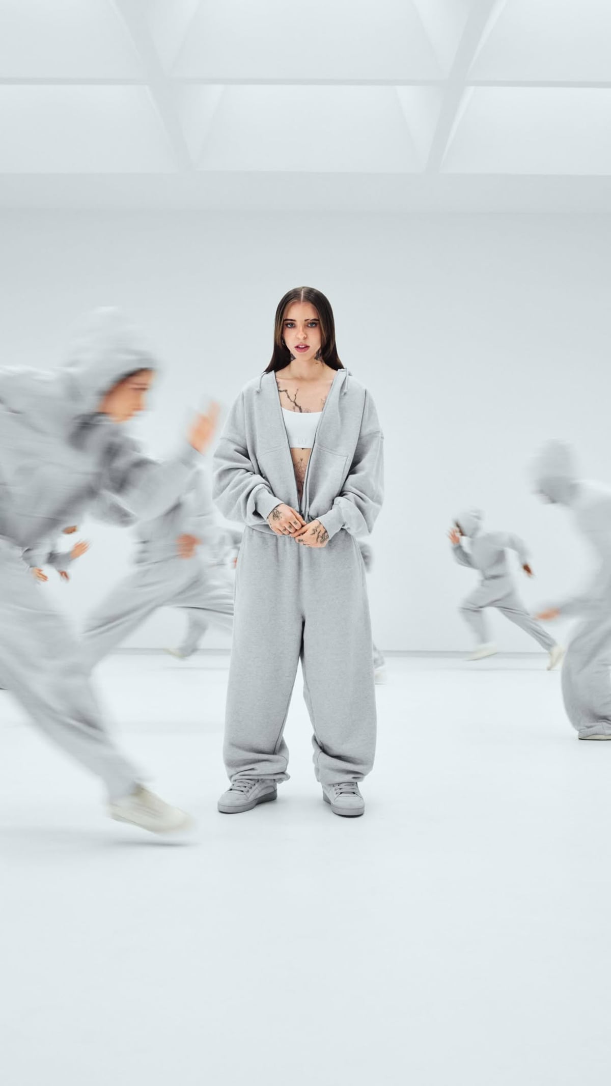 Young Miko, sexi en sus ‘sweatpants’ para la nueva campaña de GAP