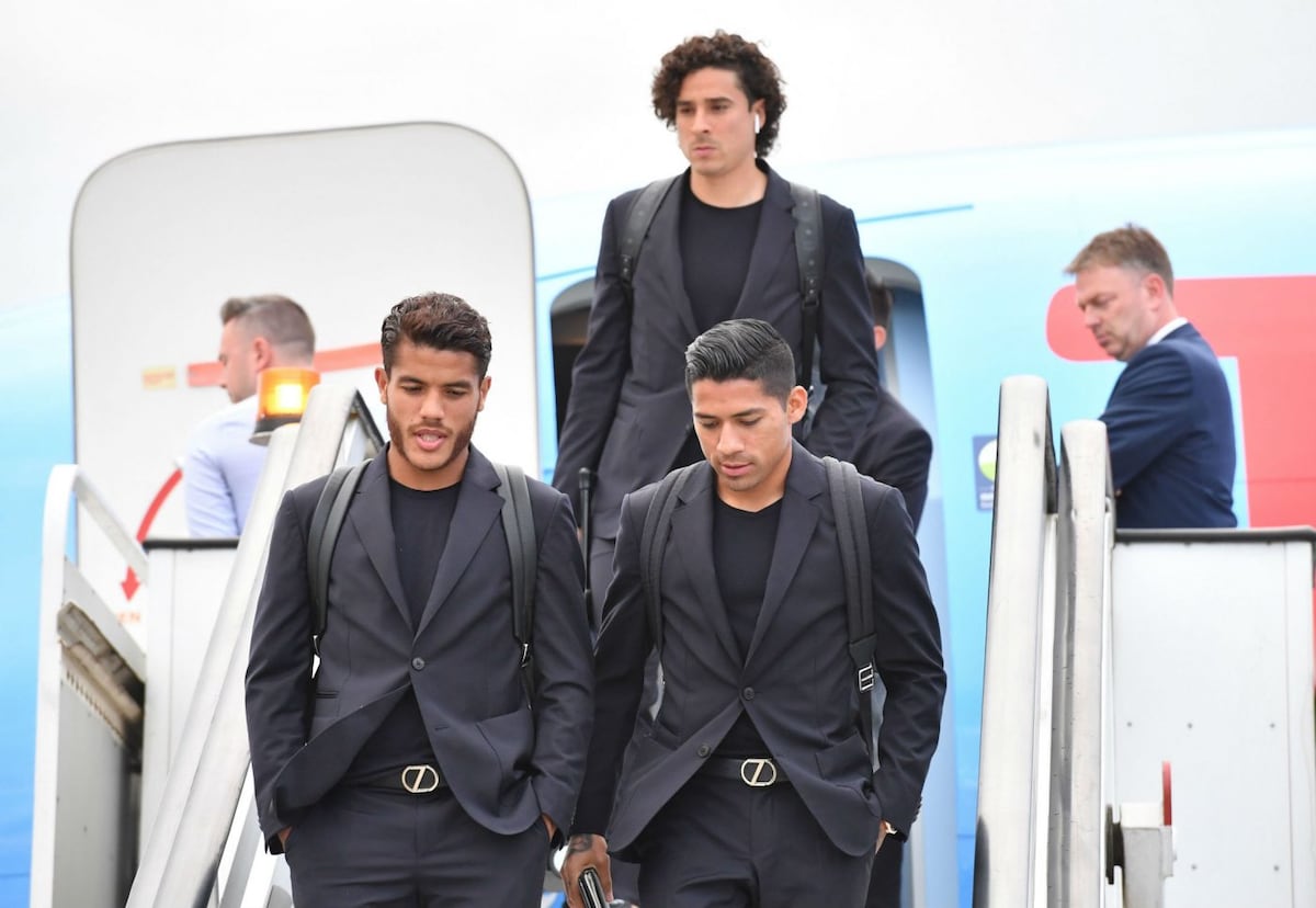 Bolsos de Versace y trajes de lujo en la llegada de los equipos a Rusia