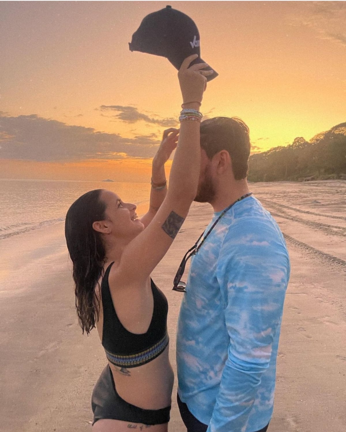 Juan Diego Vásquez celebra 15 meses de noviazgo con Carolina Della Sera