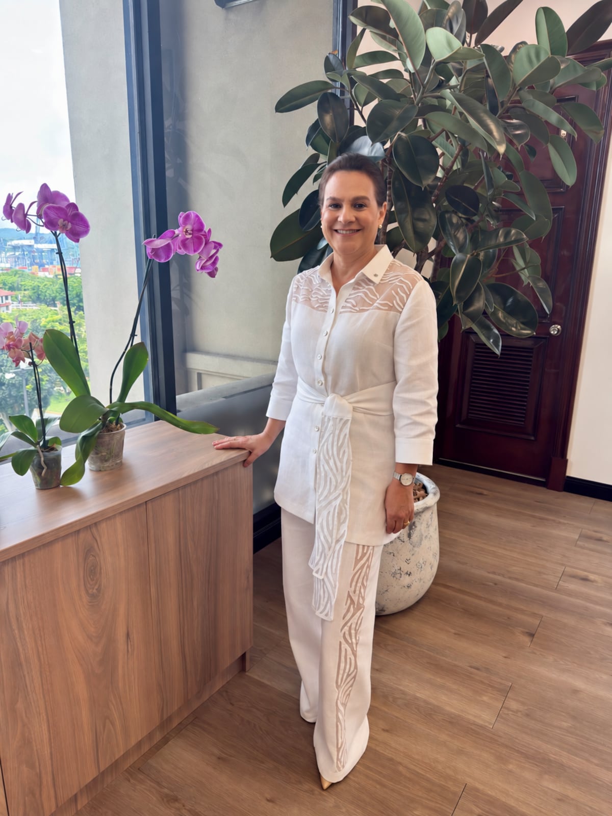 La nueva administradora del Canal de Panamá, Ilya Espino de Marotta, y su traje blanco inspirado en una pieza creada por la diseñadora Hélène Breebaart