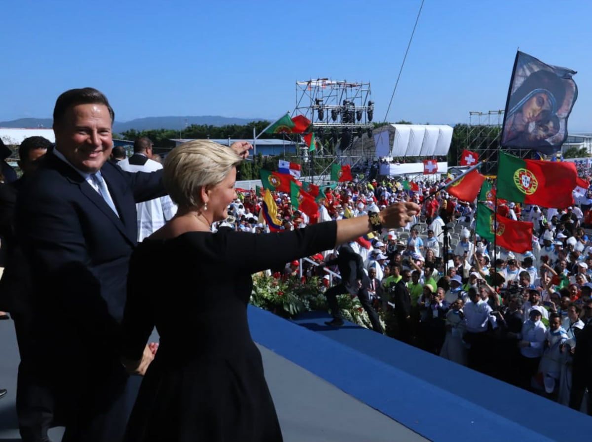 Los atuendos de la primera dama frente al papa