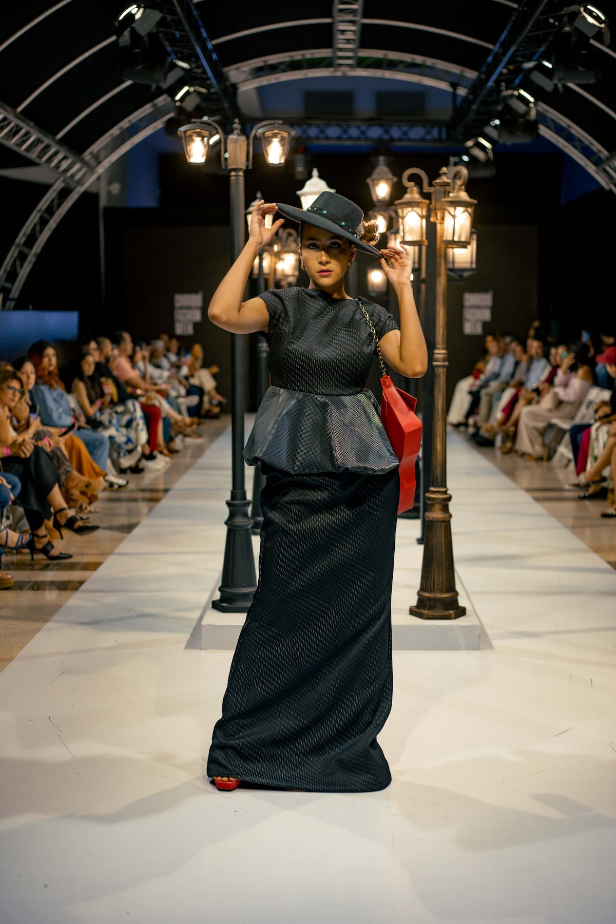 Musas de la música y reflexiones en la pasarela de Nicolas Real en Chiriquí Fashion Week