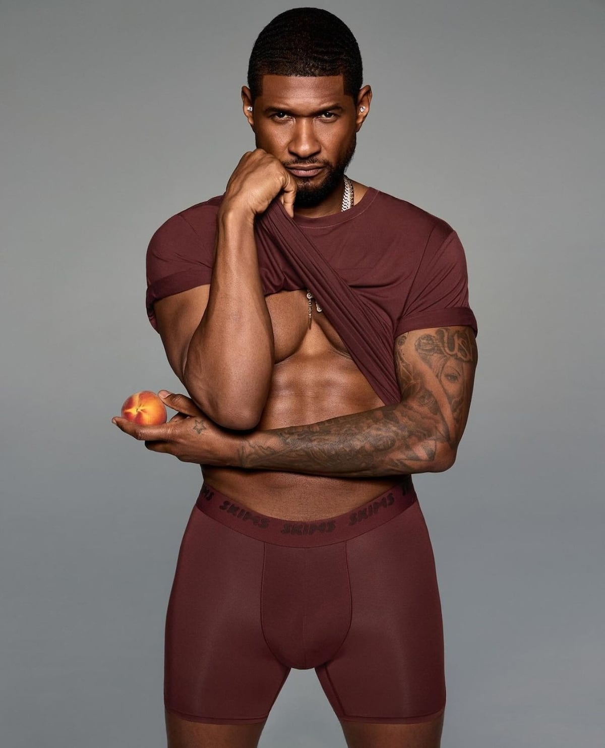 Así luce Usher, de 45 años, en la nueva campaña de ropa interior de Skims