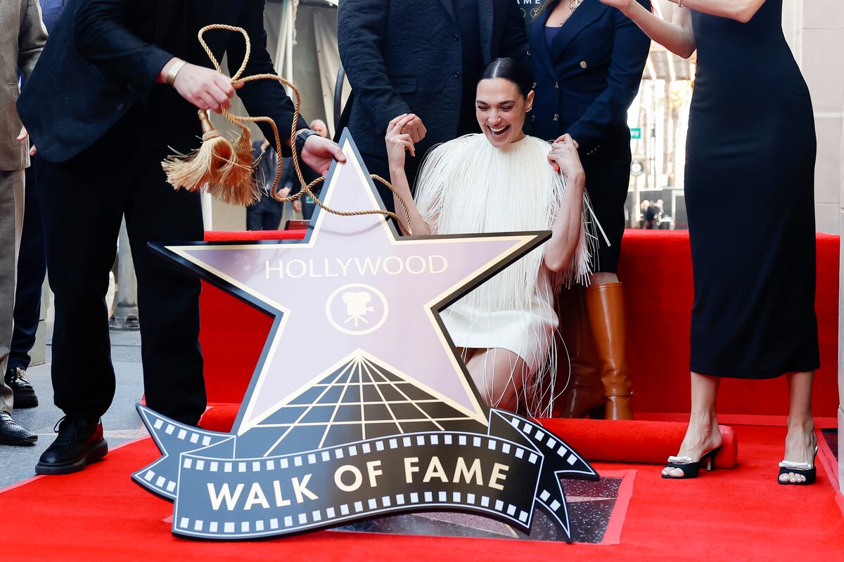 Gal Gadot recibe una estrella en Hollywood entre protestas pro Palestina e Israel