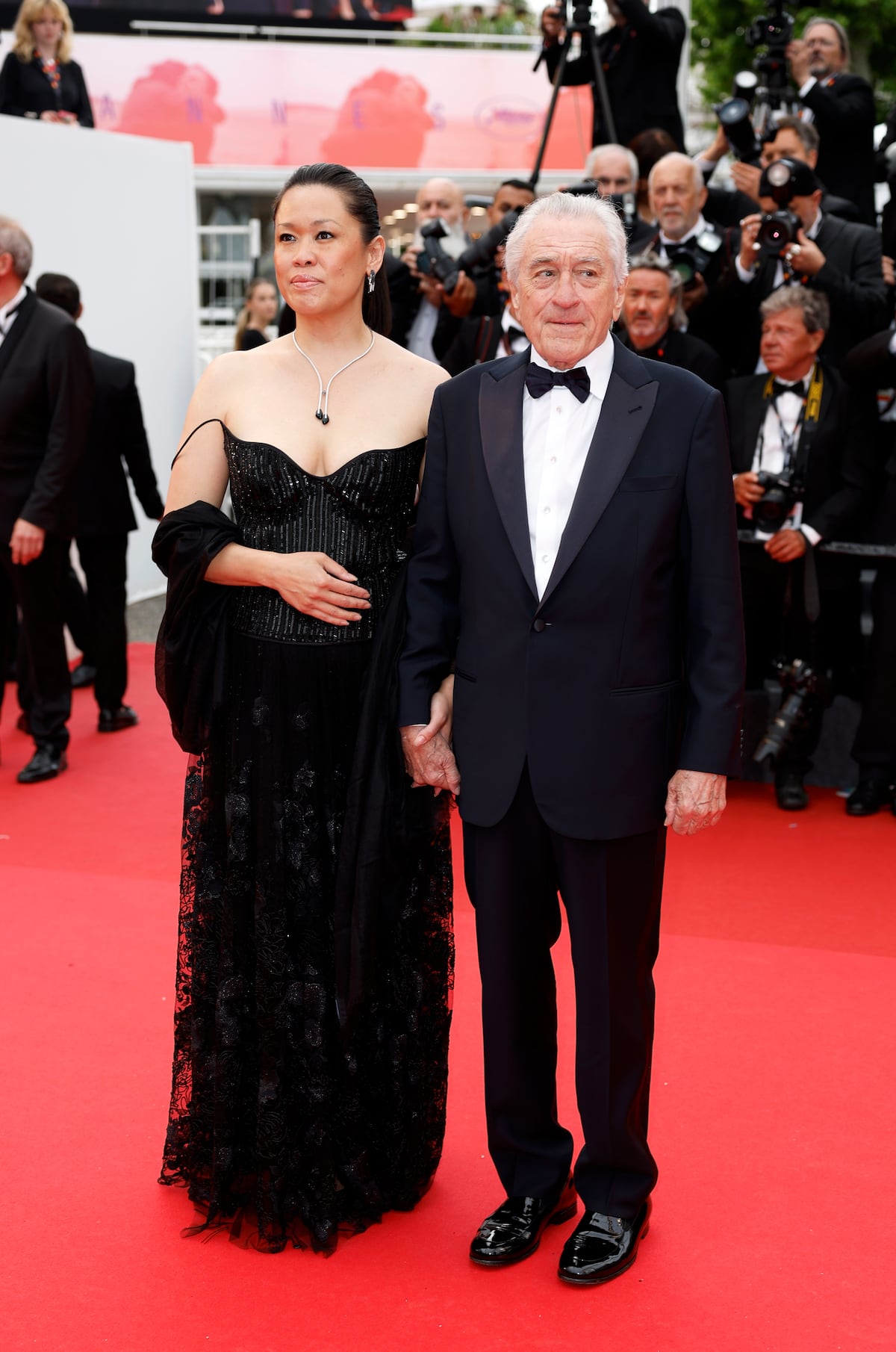 Robert De Niro, de 81 años, llega con la mamá de su bebé de dos años al Festival de Cannes