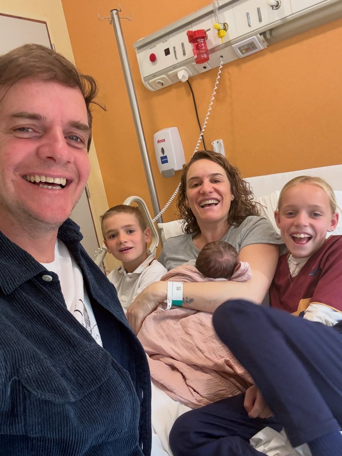 Los comediantes argentinos Jero Freixas y Jose de Cabo anuncian el nacimiento de su hija