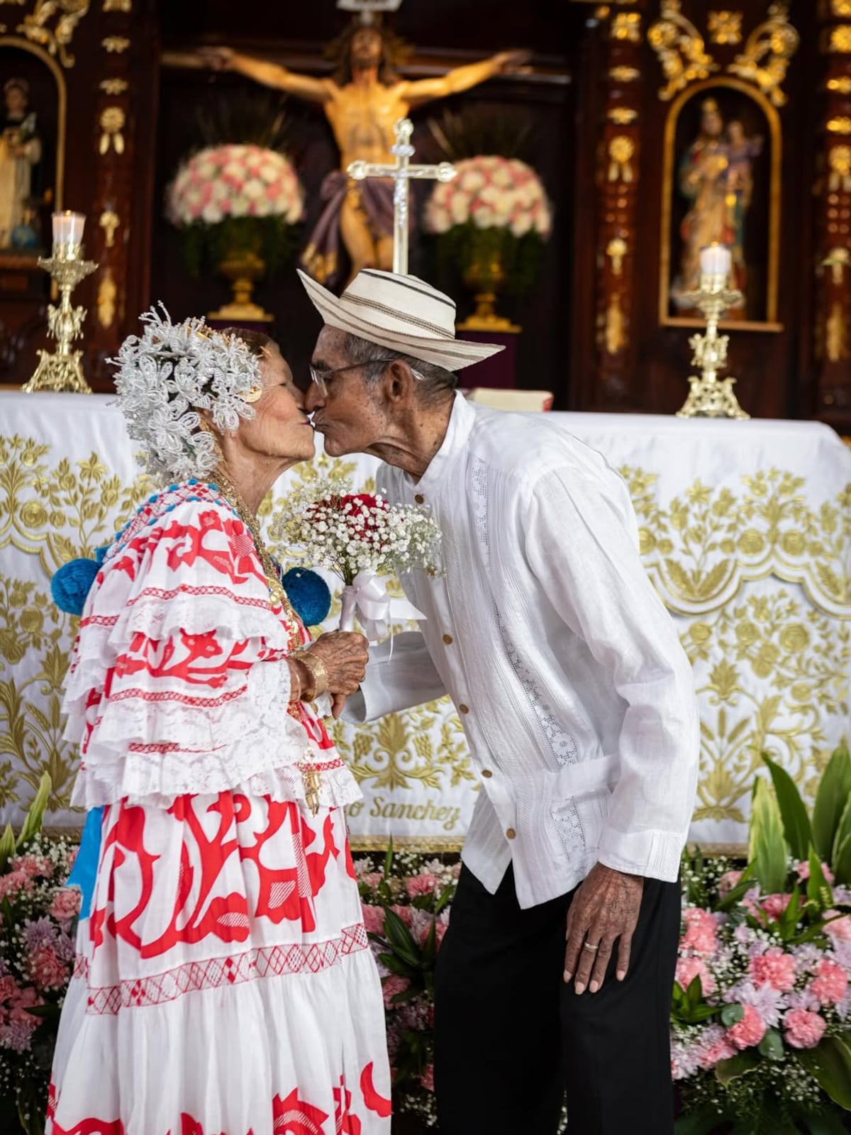 68 años después de su boda, un matrimonio en Las Tablas cumple el sueño de tener su sesión fotográfica frente al altar