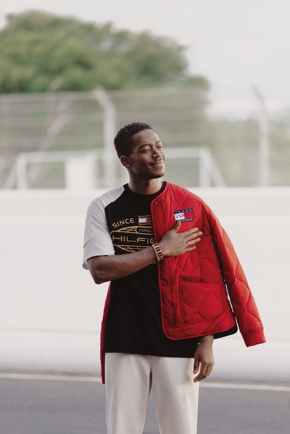 Alta velocidad, alto estilo: la nueva colección de Tommy Hilfiger inspirada en ‘F1′