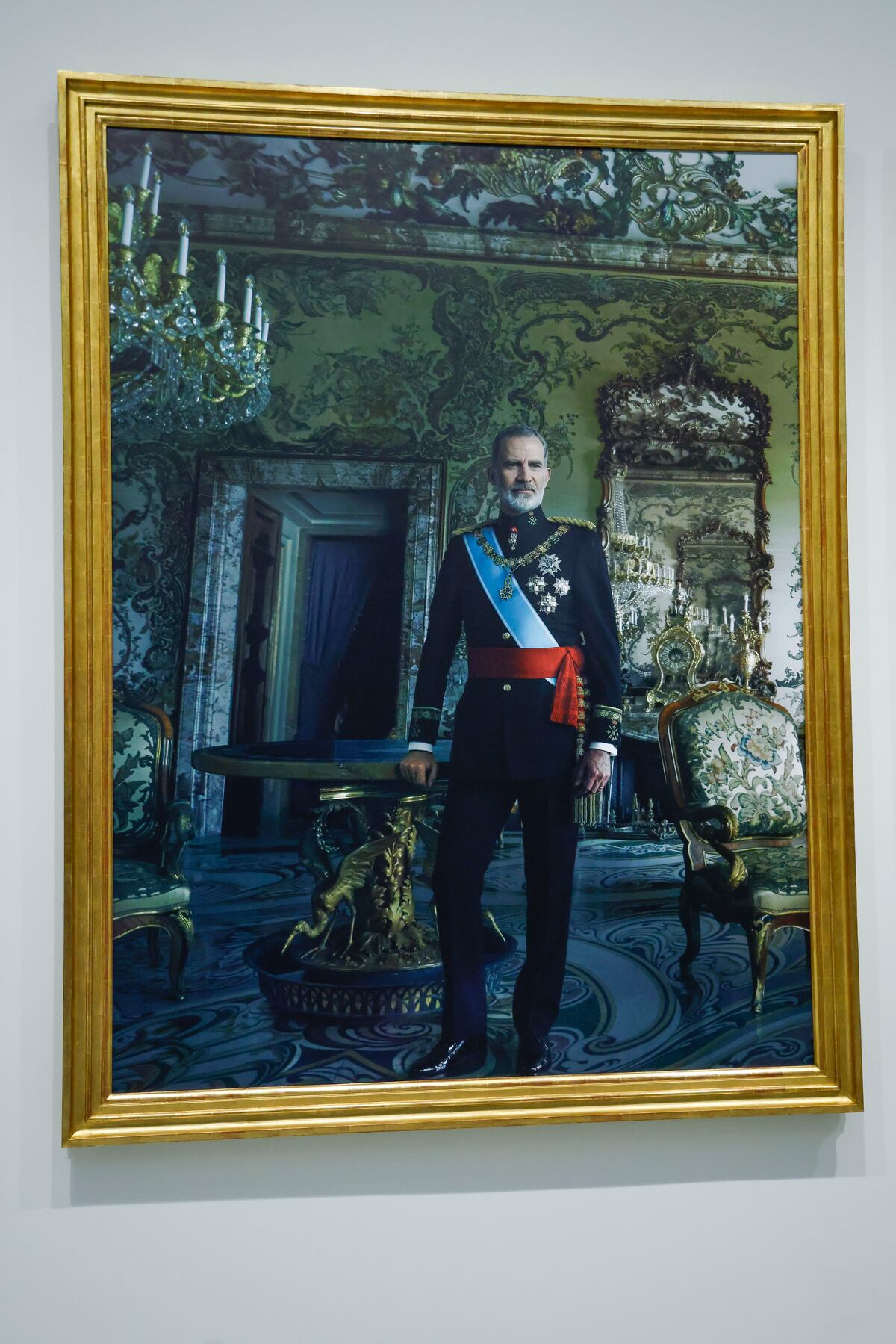 La reina Letizia (vestida de Balenciaga) y el rey Felipe VI en unos nuevos retratos por la fotógrafa Annie Leibovitz