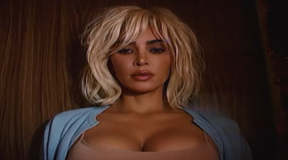 Gateando por una casa llena de personas; Kim Kardashian estrena nuevo video musical