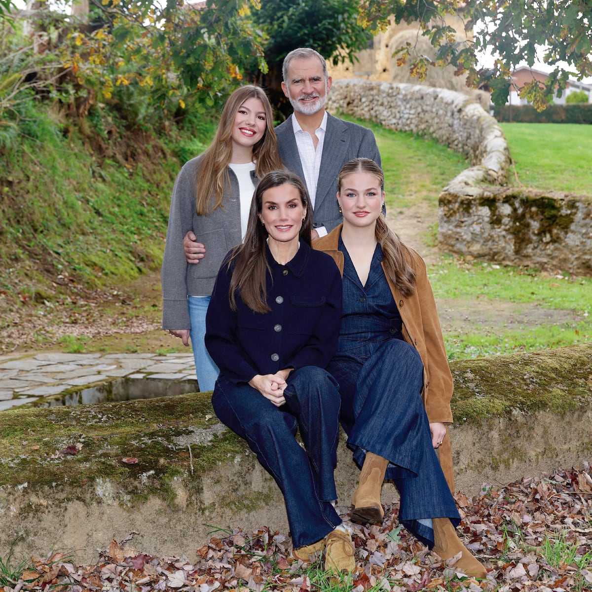 Los reyes de España y sus hijas comparten su felicitación navideña con una foto familiar tomada en Asturias