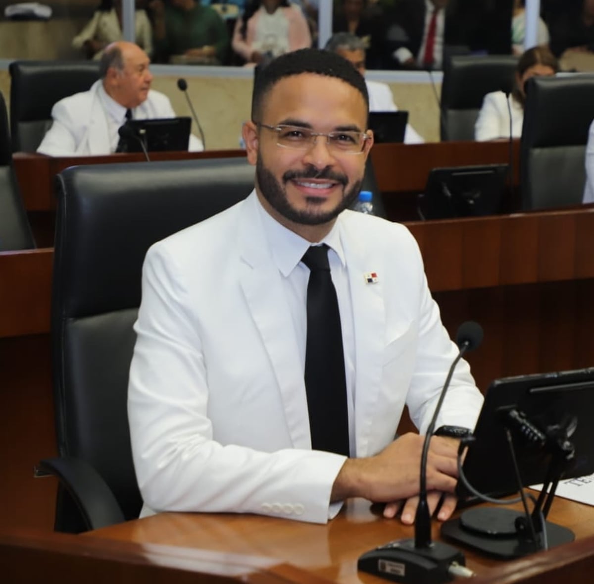 7 nuevos diputados panameños en traje blanco