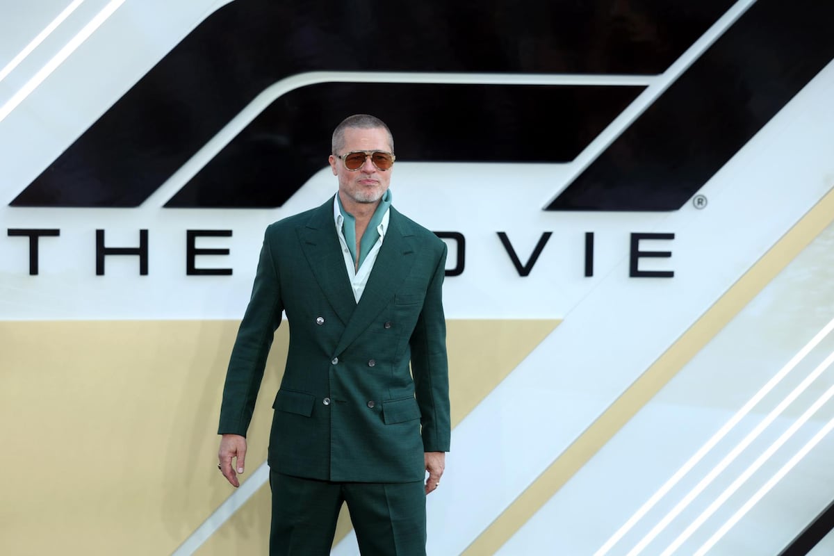 Traje verde y gafas doradas: el look de Brad Pitt en la premiere de F1