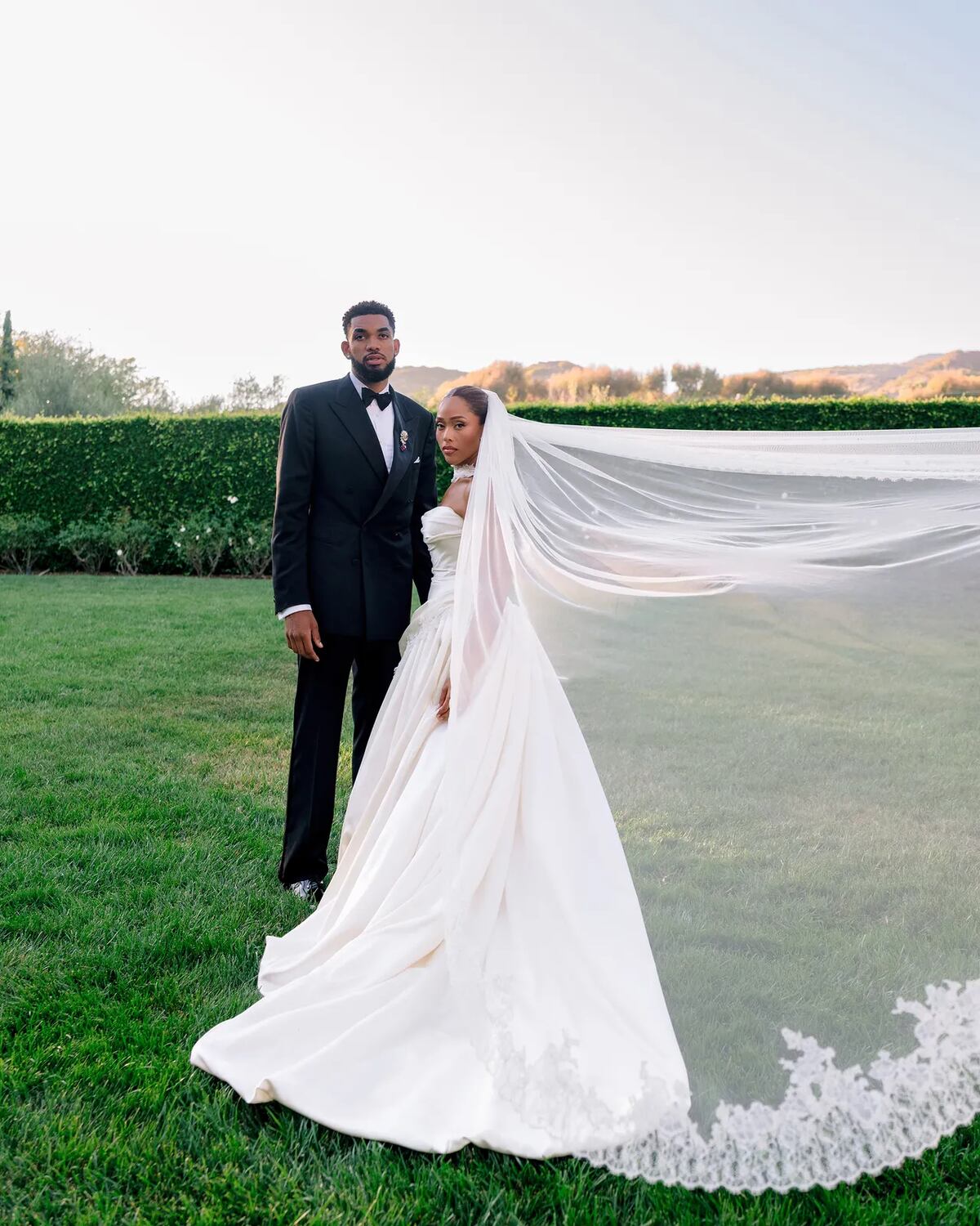 Jordyn Woods y Karl-Anthony Towns se casan en una ceremonia frente al océano en Malibú