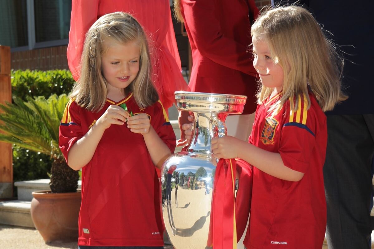 12 años después, la princesa Leonor y la infanta Sofía de España vuelven a levantar una Eurocopa