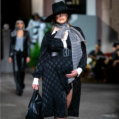 Ashley Graham y su estilo maternal con látex y transparencias