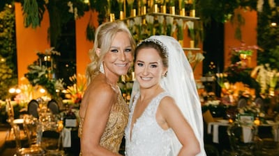 La presentadora Karen Chalmers anuncia en vivo que pronto será abuela