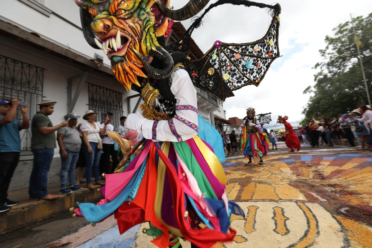 Imágenes de la danza del Corpus Christi en La Villa de Los Santos