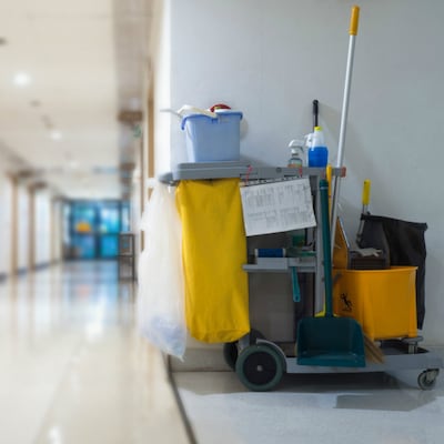 ¿Puede el conserje prestar otros servicios?