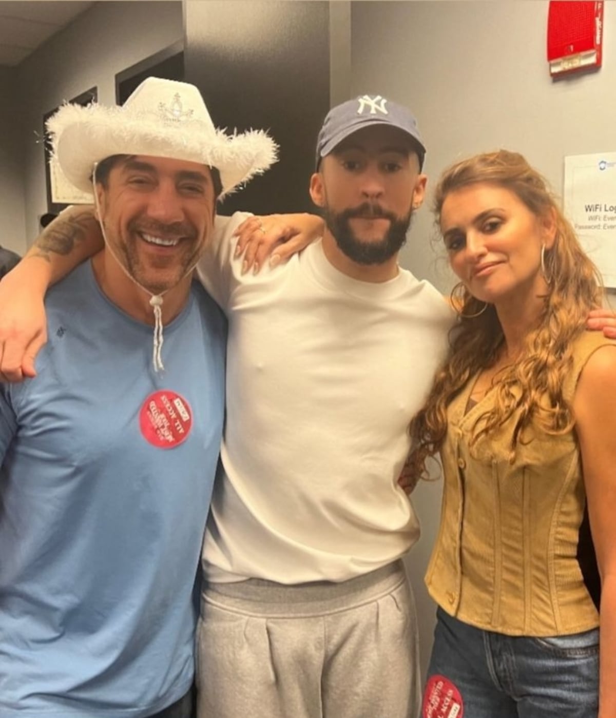 Penélope Cruz celebra sus 50 años en un concierto de Bad Bunny