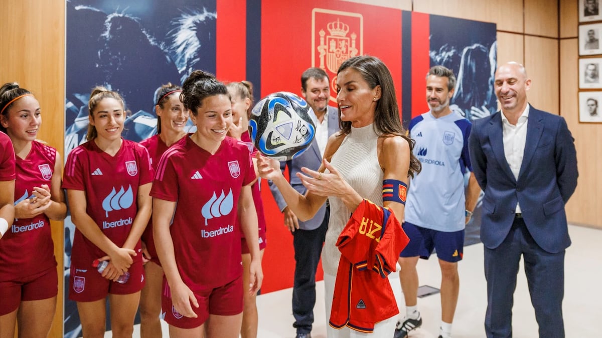 La reina Letizia visitó a la selección femenina de España antes de su partido frente a Panamá
