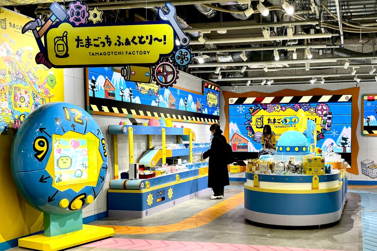 Treinta años de Tamagotchi, la mascota digital que ahora regresa a sus orígenes en Tokio