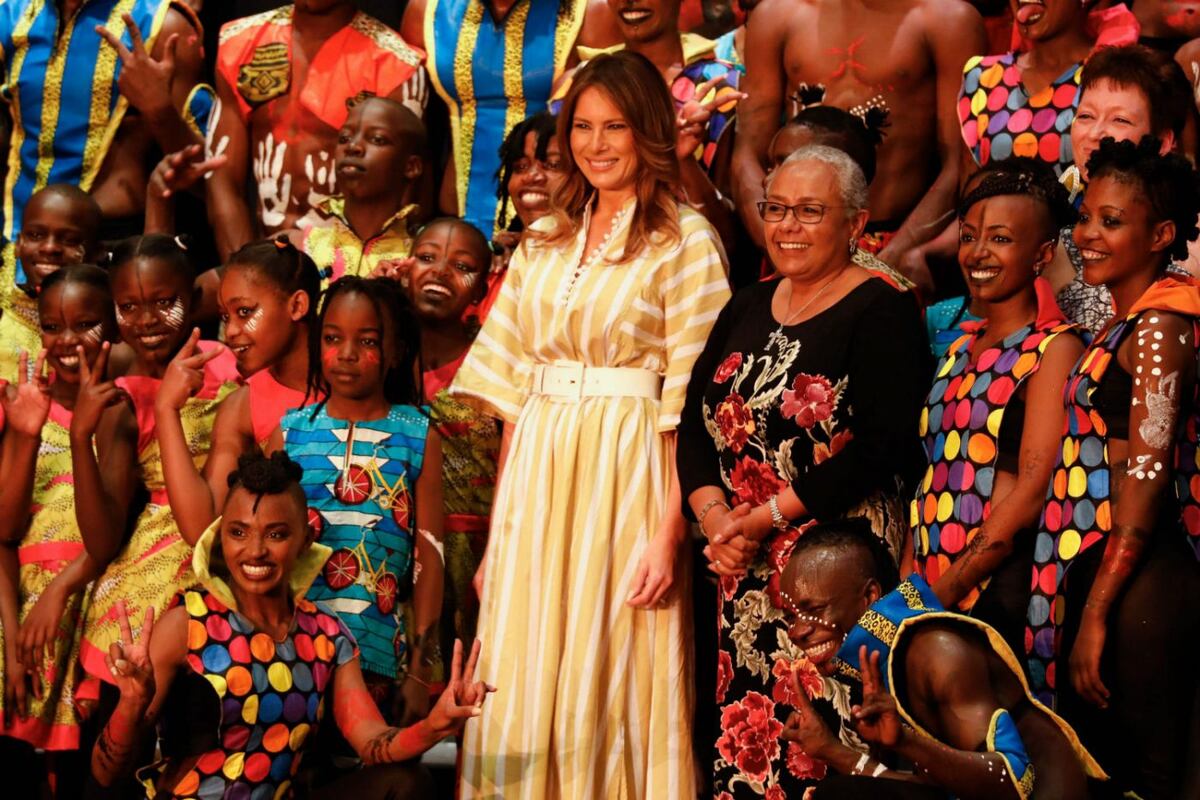 Melania Trump da el biberón a elefantes y va de safari