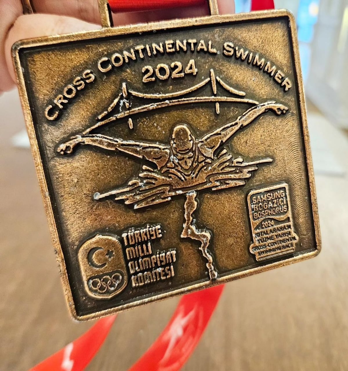 Cruzando de Asia a Europa, pero nadando: el panameño César Barría logra cruzar el estrecho de Bósforo en Turquía