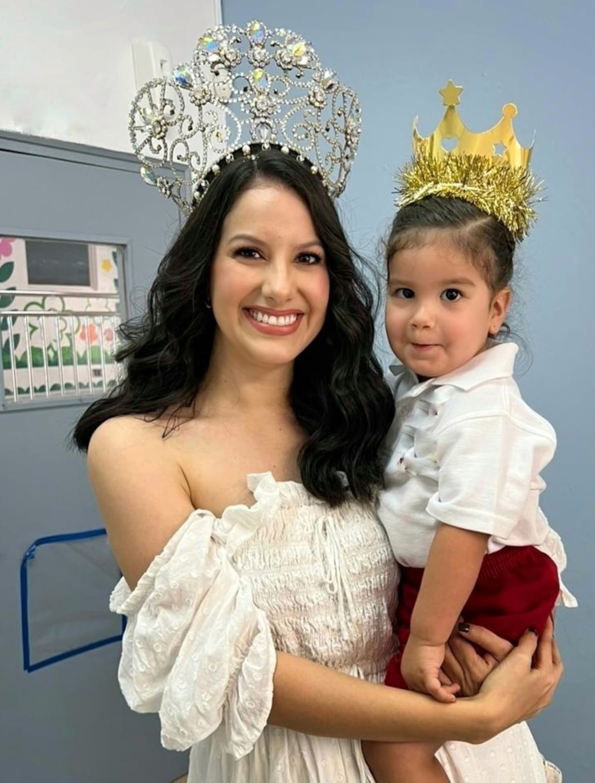 La ex reina de belleza, Virginia Hernández, comparte foto con su corona durante actividad escolar de su hija