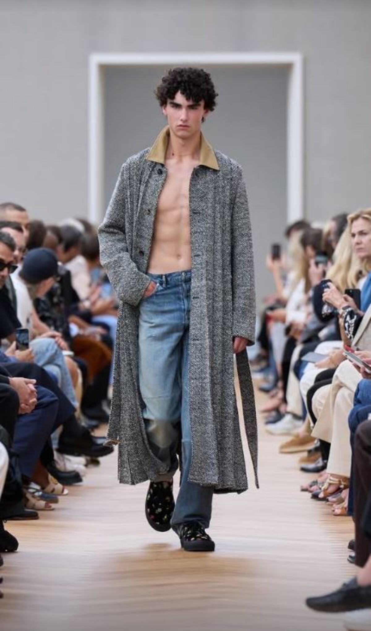 Dior estrena en París la era Anderson con una colección rematadamente joven