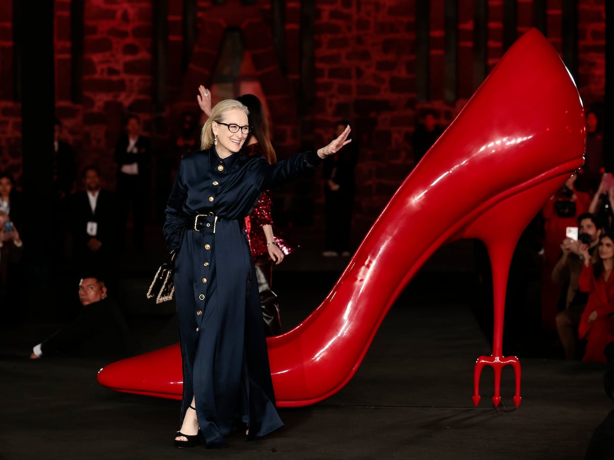 Meryl Streep y Anne Hathaway deslumbran en pasarela por estreno de ‘The Devil Wears Prada’ en México