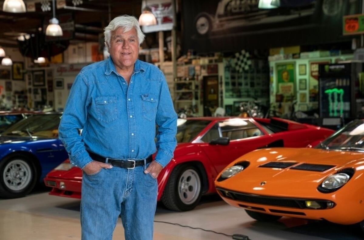 El comediante Jay Leno sufre ‘quemaduras graves’ por la explosión de unos de sus carros