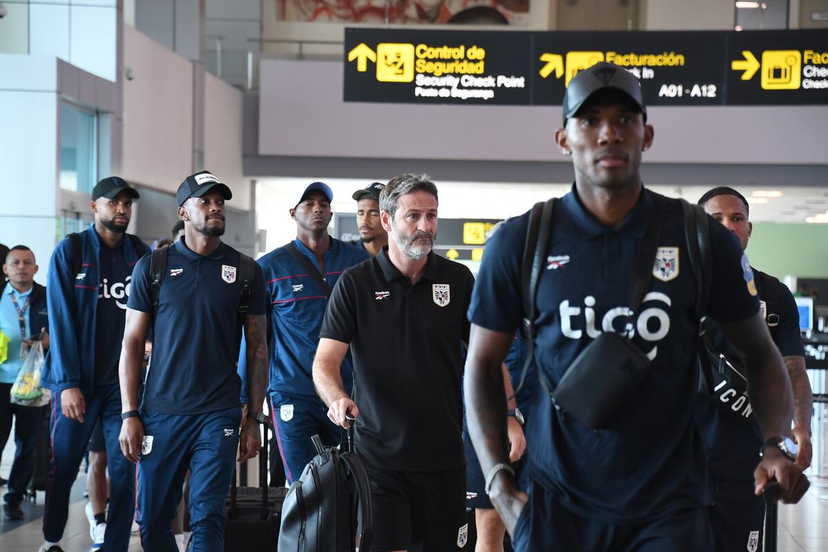Con la camiseta puesta, Maricel de Mulino y Lucy Molinar reciben en Tocumen a la Selección de Panamá