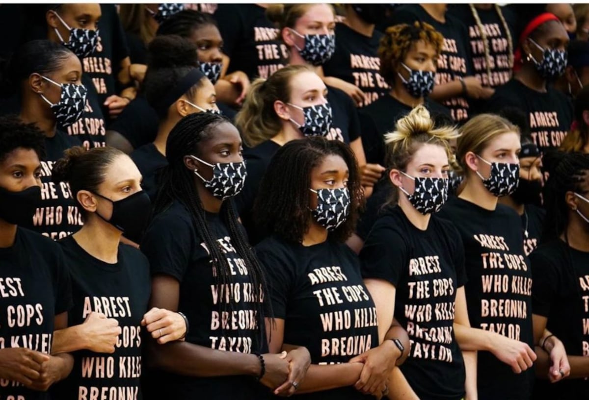 Ropa en contra del racismo: cuando la indumentaria protesta ante la injusticia racial
