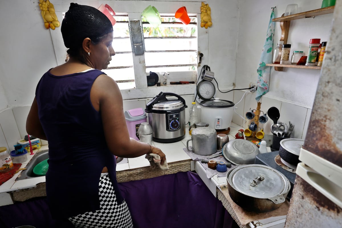 La doble carga de las mujeres en medio de la crisis energética cubana