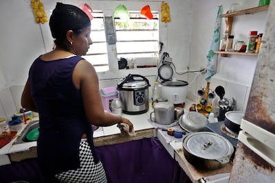 La doble carga de las mujeres en medio de la crisis energética cubana