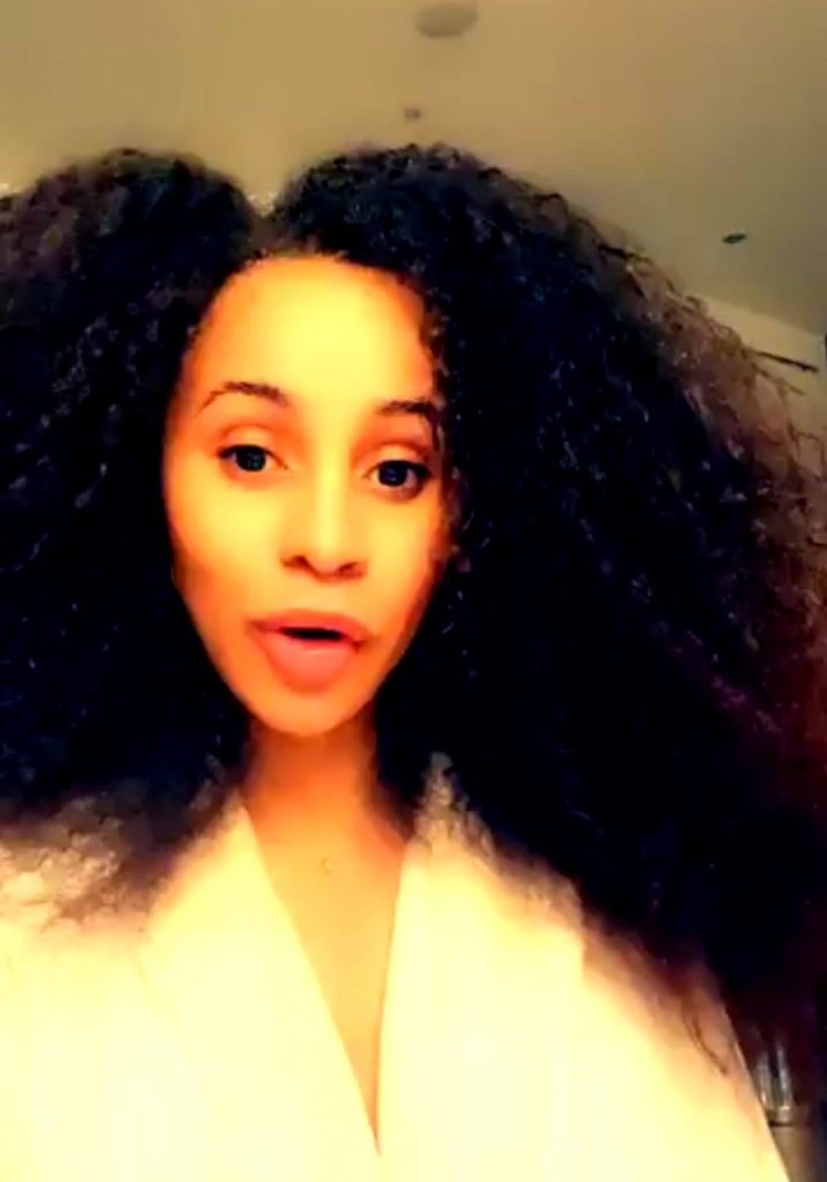 Famosas y sus rizos naturales en cuarentena