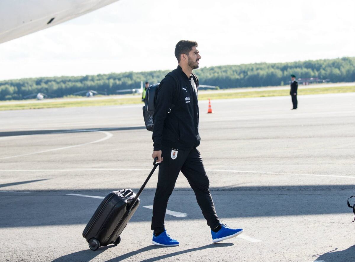 Bolsos de Versace y trajes de lujo en la llegada de los equipos a Rusia