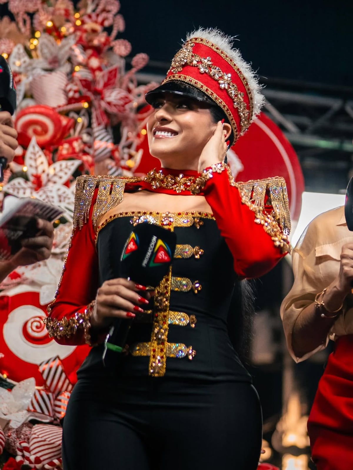 Jacky Guzmán, presentadora panameña, y su atuendo inspirado en El Cascanueces para el desfile de Navidad City of Stars