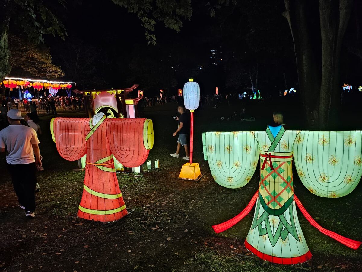 El festival de linternas chinas alumbra el camino en el parque Omar
