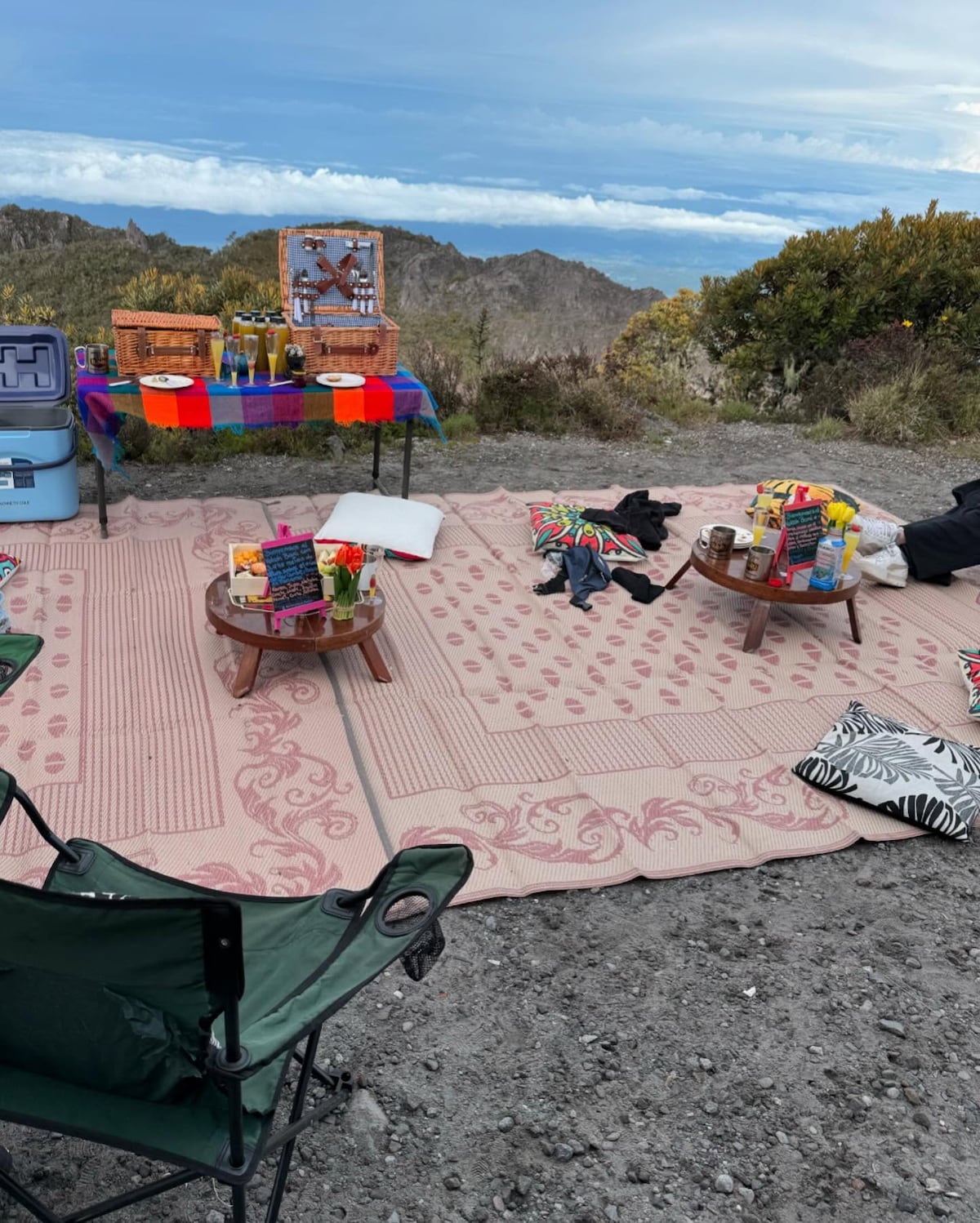 ‘¡Se casa mi niño!’, el hijo de Karen Chalmers, Daniel Gadeloff, se compromete con su novia en la cima del volcán Barú