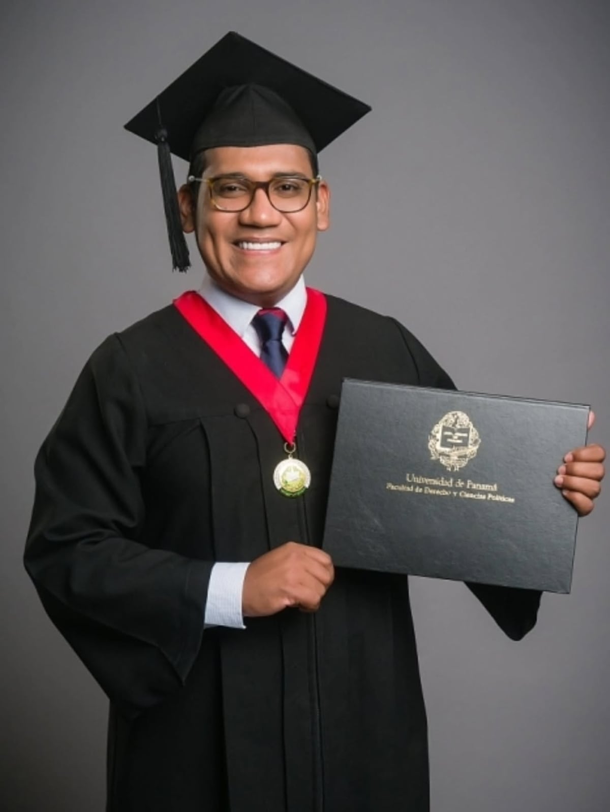 Yomatsy Hazlewood, Miss Panamá 2014 y su pareja, el periodista Félix Chávez, se gradúan con honores de la Facultad de Derecho de la Universidad de Panamá