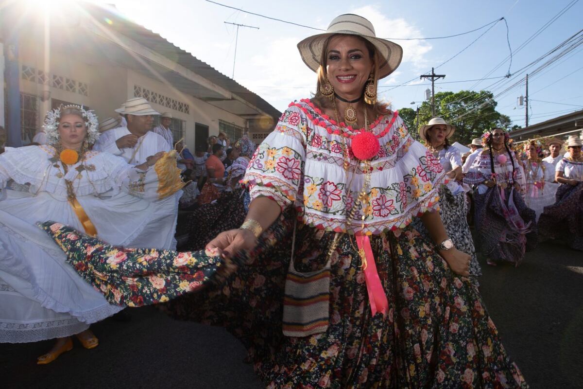 La fiesta de las mil polleras