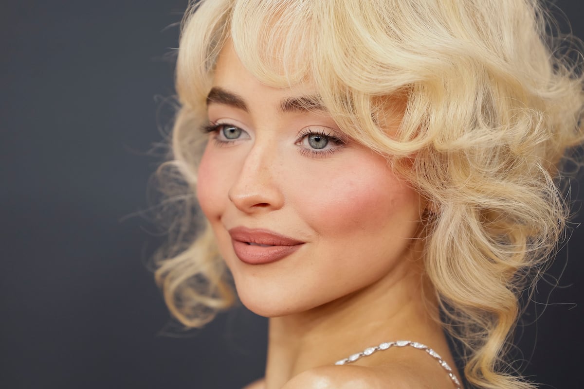 Sabrina Carpenter se burla de su “mal gusto” por los hombres en el vídeo de ‘Manchild’