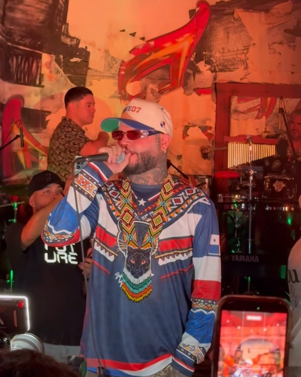 Farruko y su ‘look’ inspirado en la cultura Emberá, diseñado con IA, para presentar en Panamá su álbum Manda la Plena MOH
