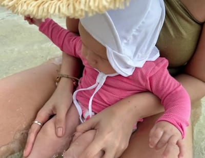 Esenciales y tips para viajar a la playa con tu bebé