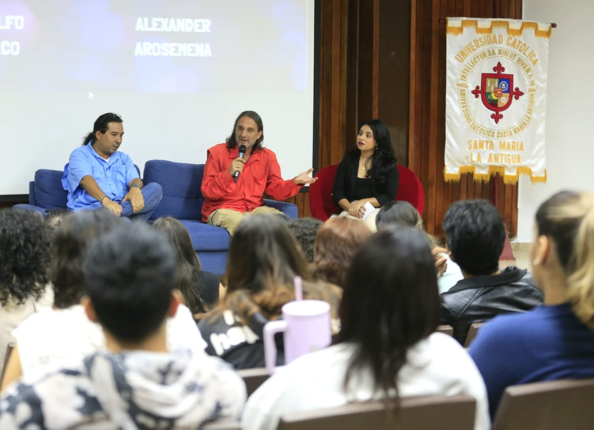 El fotógrafo Alexander Arosemena de La Prensa comparte su experiencia en fotoperiodismo con estudiantes de la USMA