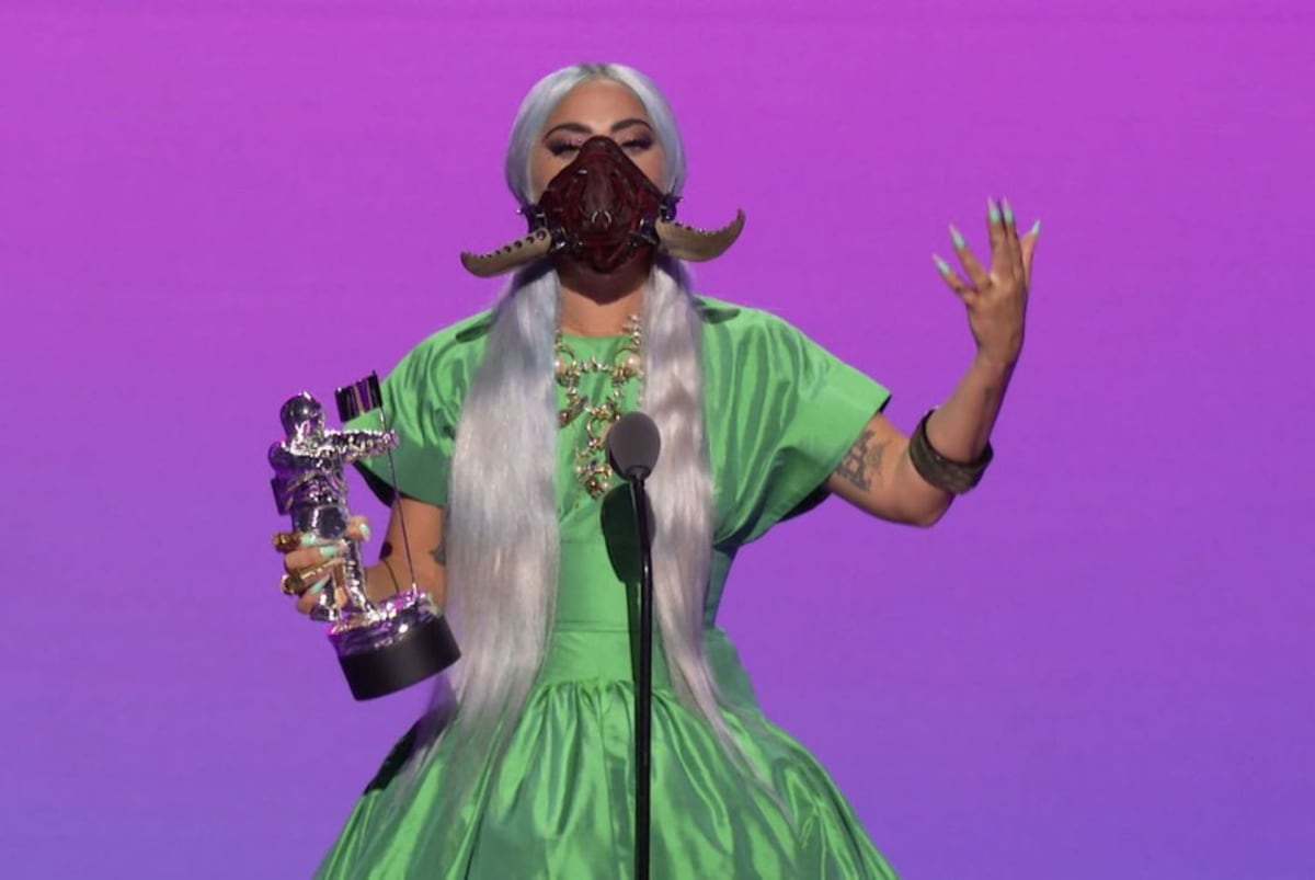 Los 9 atuendos y 6 mascarillas de Lady Gaga en los VMAs