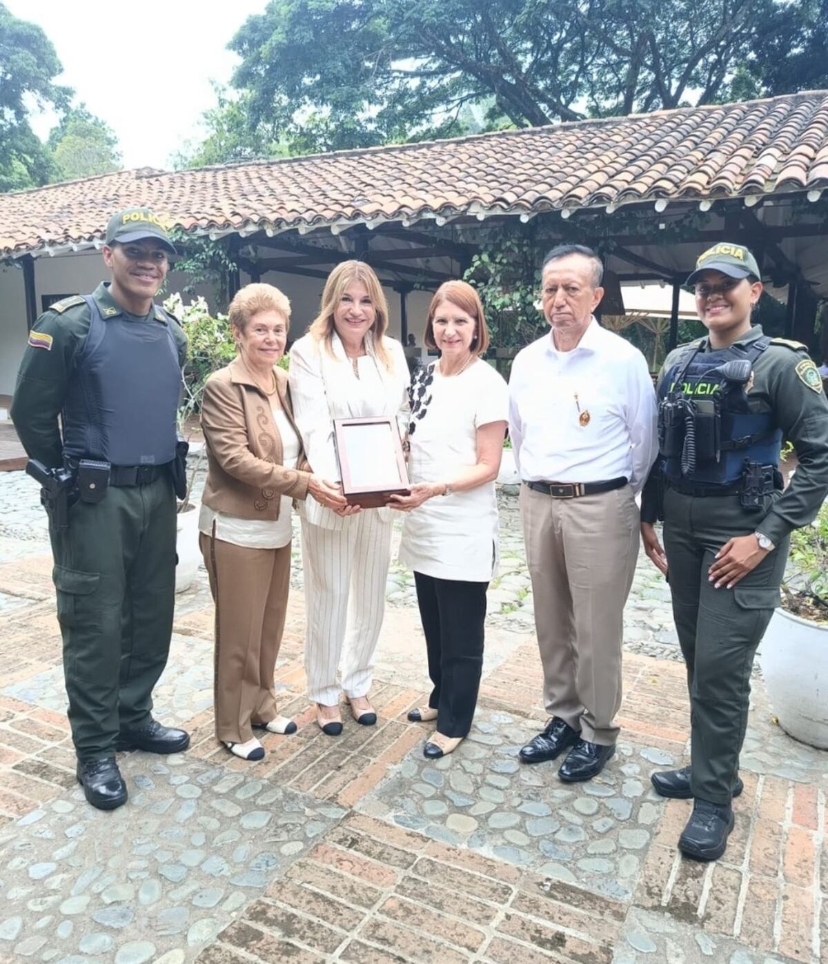 Maricel, Marta y Mireya reciben en Colombia la banda presidencial que usará Mulino en la toma de posesión